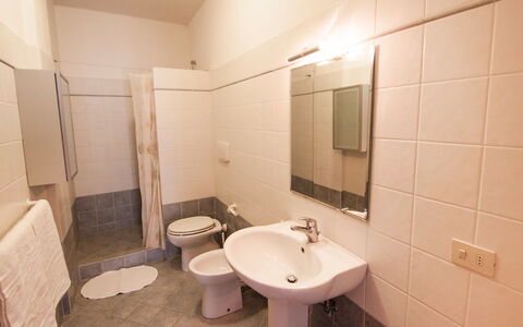 Rufina 200: Badezimmer, Eigentum, Zimmer, Fliese, Interior Design, Die Architektur, Armatur, Gebäude, Grundeigentum, Toilette
