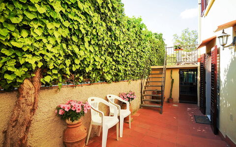 Matteuzzi: Eigentum, Zimmer, Balkon, Pflanze, Grundeigentum, Baum, Gebäude, Strauch, Blume, Haus
