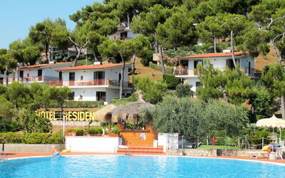 Sperlonga 100: Wasser, Pflanze, Gebäude, Eigentum, Himmel, Fenster, Schwimmbad, Baum, Blau, Natur