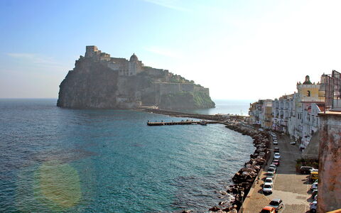 Ischia Ponte 10: Himmel, Wasser, Wolke, Azurblau, Küsten Und Ozeanische Forms, Natürliche Landschaft, Horizont, Gebäude, Sommer