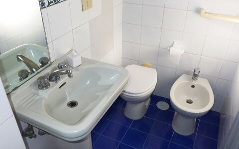 Ischia Ponte 10: Badezimmer, Toilette, Sinken, Eigentum, Bad Sink, Armatur, Lila, Zapfhahn, Toilleten Sitz, Fliese