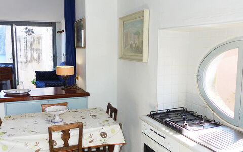 Ischia Ponte 10: Eigentum, Zimmer, Möbel, Interior Design, Haus, Gebäude, Fussboden, Grundeigentum, Tabelle, Küche