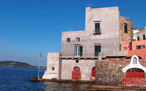 Ischia Ponte 10: Himmel, Blau, Wahrzeichen, \Stadt, Die Architektur, Wasserweg, Gebäude, Wasser, Meer, Haus