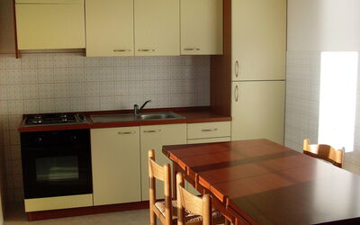 Gaetano 10.1: Zimmer, Eigentum, Möbel, Küche, Countertop, Cabinetry, Gebäude, Interior Design, Fussboden, Haus