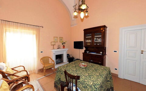 Carovigno: Zimmer, Eigentum, Möbel, Gebäude, Interior Design, Esszimmer, Decke, Fussboden, Haus, Wand