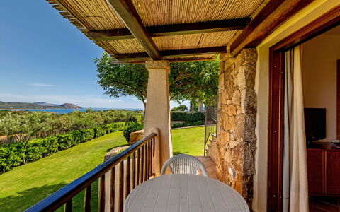 Porto San Paolo 200: Pflanze, Möbel, Himmel, Grün, Schatten, Holz, Interior Design, Baum, Gebäude, Veranda