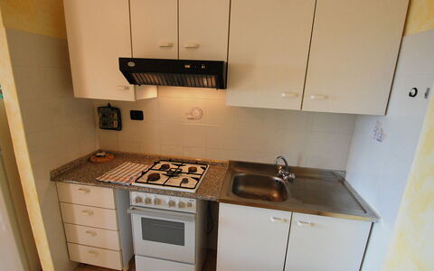 Cardedu 100: Cabinetry, Countertop, Eigentum, Gebäude, Möbel, Küchengerät, Herd, Gasherd, Haushaltsgerät, Küche