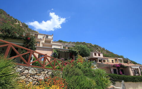 Costa Rei 100: Himmel, Wolke, Pflanze, Eigentum, Gebäude, Azurblau, Vegetation, Berg, Biome, Haus