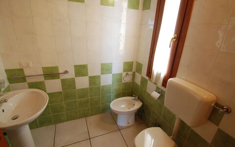 Costa Rei 100: Eigentum, Armatur, Toilette, Bad Sink, Toilleten Sitz, Badezimmer, Gebäude, Lila, Sinken, Interior Design