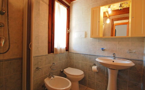 Costa Rei 150: Braun, Spiegel, Armatur, Zapfhahn, Sinken, Eigentum, Bad Sink, Badezimmer, Lila, Holz