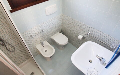 Costa Rei 180: Zapfhahn, Armatur, Bad Sink, Eigentum, Sinken, Badezimmer, Rechteck, Fenster