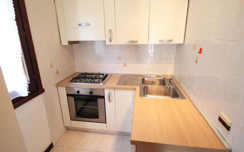 Costa Rei 180: Cabinetry, Spüle, Countertop, Sinken, Küchengerät, Kühlschrank, Küche, Haushaltsgerät, Herd, Gasherd