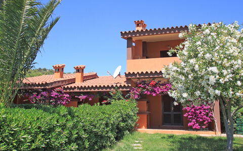 Costa Rei 180: Himmel, Blume, Pflanze, Gebäude, Eigentum, Fenster, Haus, Baum, Strauch, Freizeit