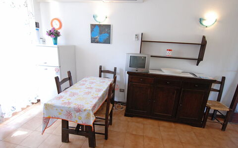 Costa Rei 180: Möbel, Eigentum, Cabinetry, Tabelle, Bilderrahmen, Schublade, Schreibtisch, Holz, Wohnzimmer, Interior Design