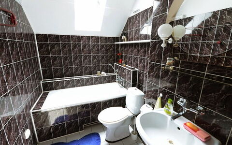 Dom Pod Sosnami: Badezimmer, Eigentum, Zimmer, Interior Design, Die Architektur, Gebäude, Fliese, Grundeigentum, Haus, Fussboden