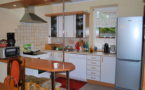Mielno 2: Zimmer, Countertop, Küche, Eigentum, Möbel, Major Appliance, Gebäude, Cabinetry, Haus, Interior Design