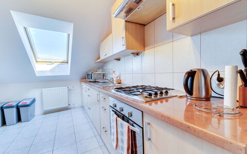 Królowej Jadwigi: Cabinetry, Countertop, Zapfhahn, Sinken, Spüle, Herd, Küche, Holz, Küchengerät, Herd