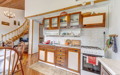 Bierna: Cabinetry, Möbel, Countertop, Küche, Holz, Regale, Flooring, Holzbeize, Wand, Regal