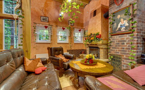 Gościniec Pod Dwoma Sercami: Eigentum, Möbel, Couch, Fenster, Tabelle, Holz, Interior Design, Gebäude, Wohnzimmer, Dekoration