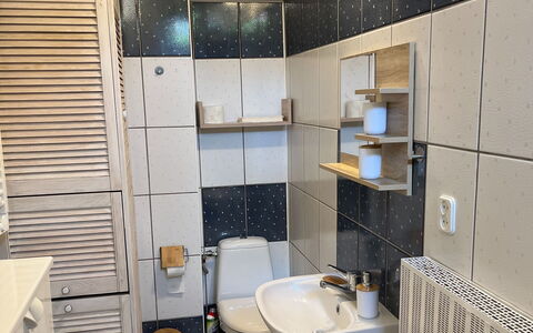 Willa Teresa: Wand, Armatur, Flooring, Badezimmer, Interior Design, Bad Sink, Sinken, Fussboden, Installation, Fliese