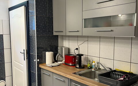 Willa Teresa: Küchengerät, Küche, Countertop, Major Appliance, Cabinetry, Haushaltsgerät, Herd, Interior Design, Flooring, Schrank
