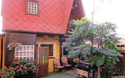 Mały Domek: Pflanze, Eigentum, Fenster, Gebäude, Blume, Blumentopf, Holz, Haus, Hütte, Baum