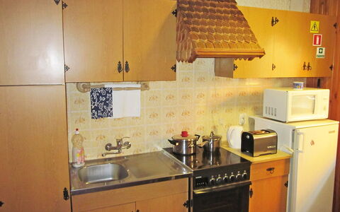Mały Domek: Eigentum, Zimmer, Küche, Gelb, Cabinetry, Möbel, Haus, Herd, Major Appliance, Gebäude