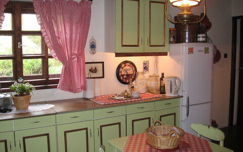 Borek Sulęcki: Zimmer, Rosa, Möbel, Küche, Interior Design, Eigentum, Vorhang, Esszimmer, Tabelle, Fenster Valance