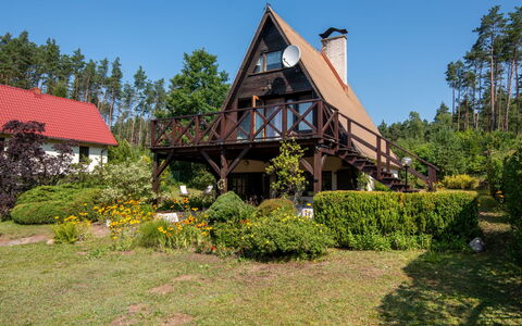 Borek Sulęcki: Hütte, Garten, Rasen, Bauernhaus, Landscaping, Estate, Schatten, Garten, Immergrün
