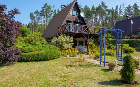 Borek Sulęcki: Strauch, Hütte, Garten, Landscaping, Estate, Garten, Rasen, Immergrün