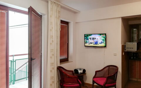 Jurata 1: Fenster, Holz, Fernsehen, Interior Design, Flooring, Fussboden, Stuhl, Gebäude, Wohnzimmer, Halle