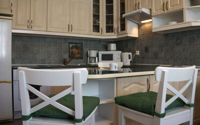 Royal Route Residence 150.10: Countertop, Möbel, Zimmer, Küche, Eigentum, Cabinetry, Interior Design, Gebäude, Haus, Fussboden