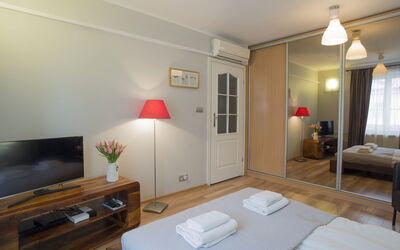 Royal Route Residence 150.1: Zimmer, Möbel, Eigentum, Interior Design, Gebäude, Haus, Wohnzimmer, Schlafzimmer, Fussboden, Tabelle