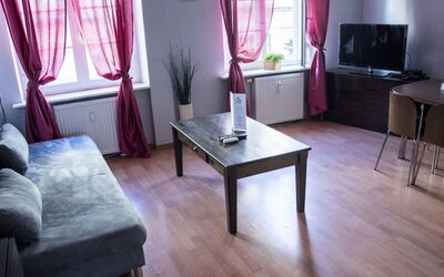 Royal Route Residence 150.4: Fussboden, Zimmer, Eigentum, Laminatboden, Möbel, Interior Design, Wohnzimmer, Vorhang, Flooring, Tabelle