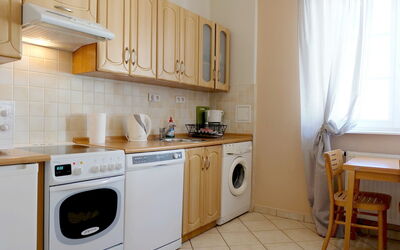 Royal Route Residence 150.3: Zimmer, Eigentum, Küche, Cabinetry, Major Appliance, Möbel, Countertop, Gebäude, Fussboden, Haus