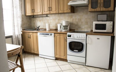 Royal Route Residence 150.12: Major Appliance, Zimmer, Cabinetry, Küche, Wäschekammer, Möbel, Eigentum, Haushaltsgerät, Wäsche, Fussboden