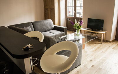 Royal Route Residence 150.2: Zimmer, Möbel, Eigentum, Interior Design, Wohnzimmer, Produkt, Tabelle, Kaffetisch, Fussboden, Haus