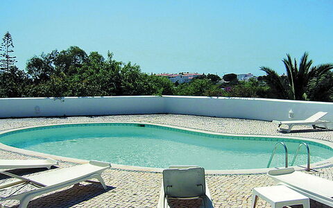 Doroteia: Schwimmbad, Eigentum, Sonnenliege, Gartenmöbel, Freizeit, Haus, Urlaub, Grundeigentum, Die Architektur, Baum