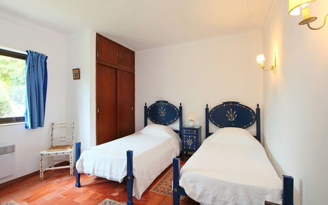 Doroteia: Schlafzimmer, Zimmer, Bett, Möbel, Eigentum, Bettdecke, Bettrahmen, Interior Design, Fussboden, Gebäude