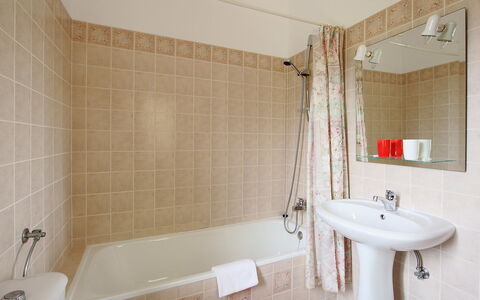 Doroteia: Badezimmer, Eigentum, Zimmer, Fliese, Interior Design, Wand, Grundeigentum, Die Architektur, Fussboden, Zapfhahn