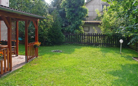 Hodkovičky: Eigentum, Garten, Hinterhof, Gras, Rasen, Haus, Garten, Baum, Zuhause, Grundstueck