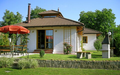 Petříkov: Pflanze, Himmel, Gebäude, Eigentum, Fenster, Tür, Haus, Baum, Grundstueck, Hütte