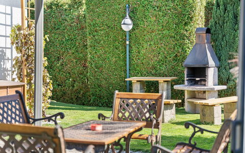 Petříkov: Strauch, Garten, Gartenmöbel, Landscaping, Schatten, Hecke, Garten, Hinterhof, Immergrün