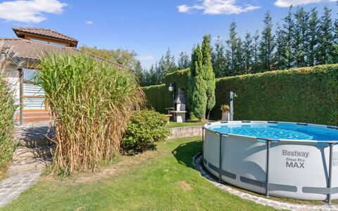 Petříkov: Schwimmbad, Verbundwerkstoff, Schatten, Garten, Hinterhof, Freizeit, Landscaping, Garten, Resort, Zaun