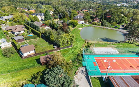 Petříkov: Baum, Vogelperspektive, Tennisplatz, Luftaufnahmen, Garten, Park, Landscaping, Schwimmbad