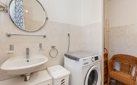 Petříkov: Waschmaschine, Flooring, Wäschekammer, Fussboden, Armatur, Wäschetrockner, Interior Design, Toilette, Sinken, Badezimmer