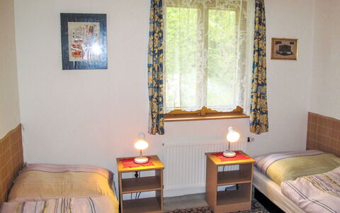 Petříkov: Möbel, Eigentum, Komfort, Azurblau, Fenster, Holz, Textil, Interior Design, Pflanze, Schatten