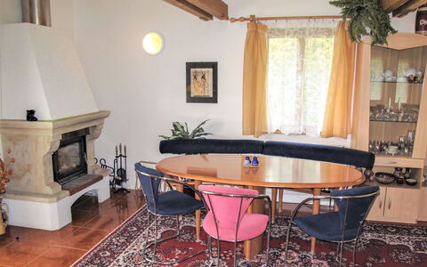 Petříkov: Tabelle, Eigentum, Möbel, Gebäude, Holz, Pflanze, Wohnzimmer, Beleuchtung, Interior Design, Vorhang