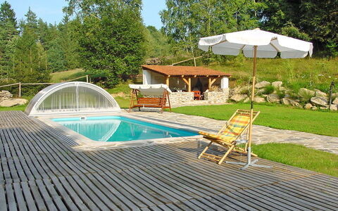 Benešov Nad Černou: Schwimmbad, Eigentum, Gartenmöbel, Freizeit, Haus, Zuhause, Grundeigentum, Sonnenliege, Möbel, Hinterhof