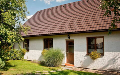 Chrastov: Pflanze, Gebäude, Eigentum, Fenster, Wolke, Himmel, Haus, Grundstueck, Vegetation